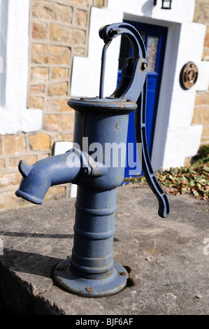 Una vecchia pompa acqua. Foto Stock