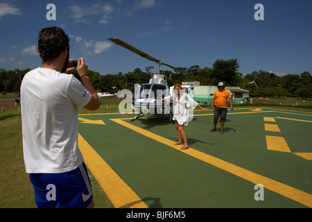 I turisti per scattare delle foto su helisul viaggio turistico gite in elicottero sopra iguacu national park, PARANA, Brasile, Sud America Foto Stock