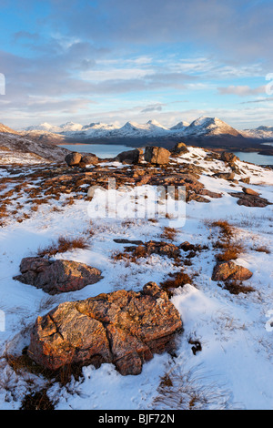 Massi erratici su Bealach na Gaoithe vicino a Torridon. Vista verso Beinn Damph. Wester Ross, Highland, Scotland, Regno Unito Foto Stock