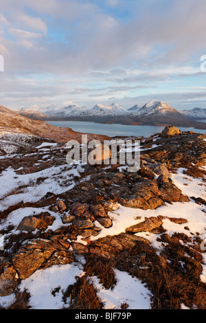 Massi erratici su Bealach na Gaoithe vicino a Torridon. Vista verso Beinn Damph. Wester Ross, Highland, Scotland, Regno Unito Foto Stock