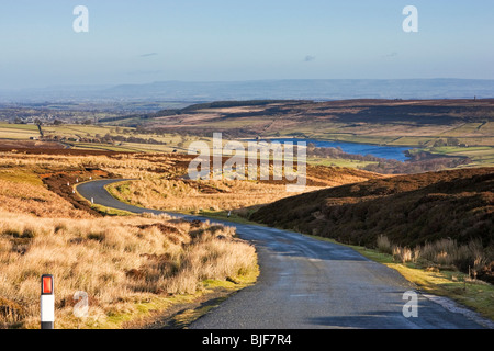 Winding Road a Leighton serbatoio vicino Masham in Nidderdale nel Yorkshire Dales, England, Regno Unito Foto Stock