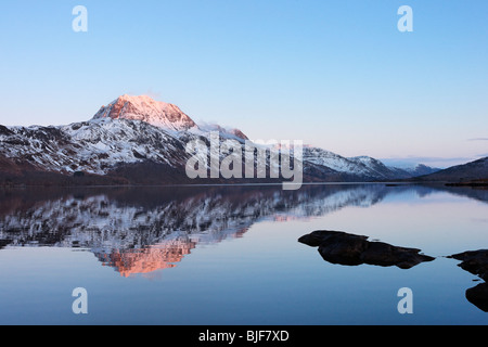 Slioch riflessa in Loch Maree, Wester Ross, Highland, Scotland, Regno Unito. Foto Stock