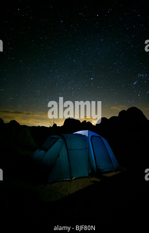 Una tenda sotto un cielo notturno con stelle Foto Stock