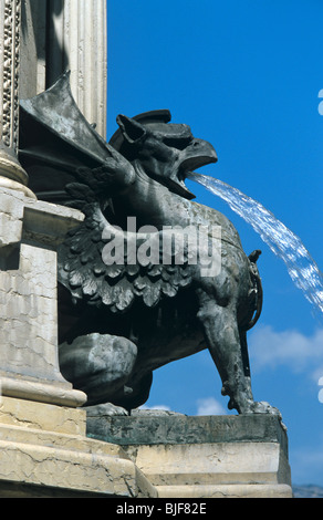 Griffon, Griffin o Fontana della bocca del Drago, Fontaine des Trois Ordres, Memoriale alla Rivoluzione Dauphinoise del 1788, Place Notre Dame, Grenoble, Francia Foto Stock