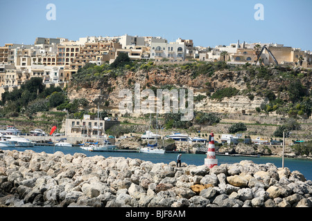 In arrivo nel porto di Ghajnsielem o Mgarr a Gozo un'isola nell'arcipelago Maltese Foto Stock