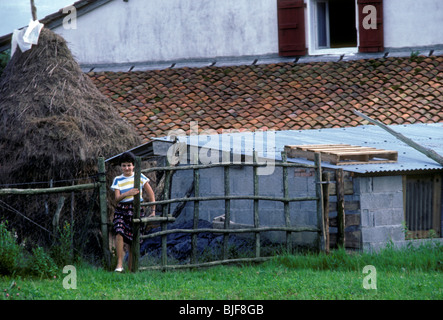 1, uno francese ragazza basca, basco francese, ragazza, ragazza francese, francese teen, ragazza adolescente, agriturismo, Paesi Baschi francesi, città di Jatxou, Francia, Europa Foto Stock