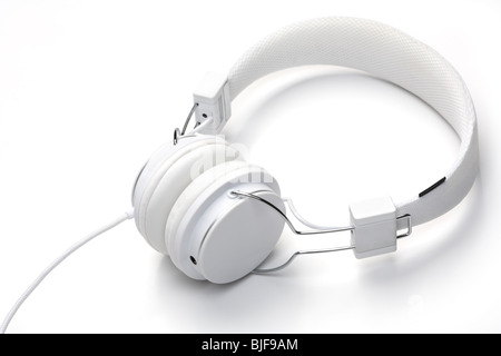 Eleganza bianco headfones isolati su sfondo bianco. Bianco su bianco serie. Foto Stock