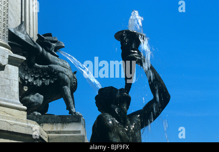 Griffin, Griffon o Fontana del Drago, Fontaine des Trois Ordres, commemorando la Rivoluzione Dauphinoise del 1788, Place Notre Dame, Grenoble Isère Francia Foto Stock