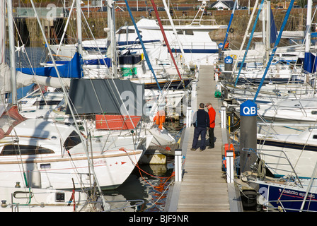 Due uomini sul molo, il porto, Whitehaven, West Cumbria, England Regno Unito Foto Stock