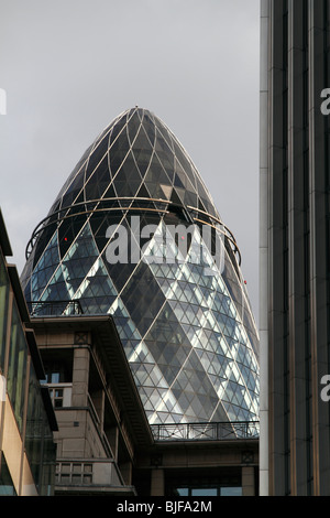 La Swiss Re tower (Gherkin) visto tra i grattacieli nella città di Londra Foto Stock