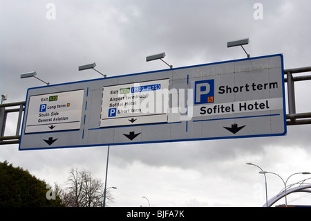 Direzione di overhead di traffico segni di corsia presso l'aeroporto di Gatwick Foto Stock