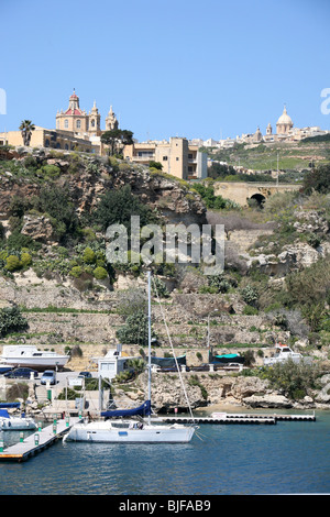 In arrivo nel porto di Ghajnsielem o Mgarr a Gozo un'isola nell'arcipelago Maltese Foto Stock