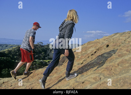 Giovane escursioni fino Eagle Rock a Topanga State Park in Topanga, California Foto Stock