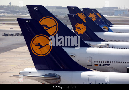 Macchine di Lufthansa e di Thomas Cook all'aeroporto Frankfurt am Main, Germania Foto Stock
