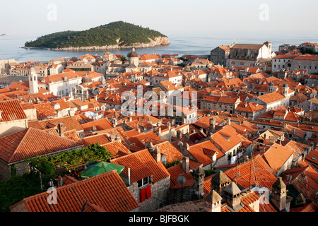 Una vista sui tetti verso la isola di Lopud. La Città Vecchia, Dubrovnik, Croazia Foto Stock