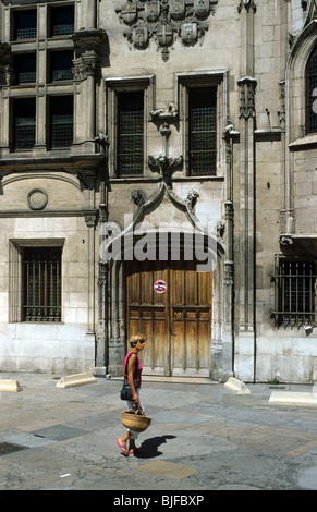 Ingresso gotico, il Palais de Justice (c16th) o tribunali, ex parlamento Dauphinois, & Pedoni, Grenoble, Isère, Francia Foto Stock