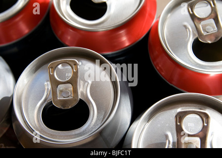 Una collezione di svuotare le lattine per bevande pronti per il riciclaggio Foto Stock