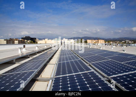 82 Kilowatt Array solare sul tetto del Big Blue Bus Terminal, Installazione da Martifer Solar, Santa Monica, California, Stati Uniti d'America Foto Stock
