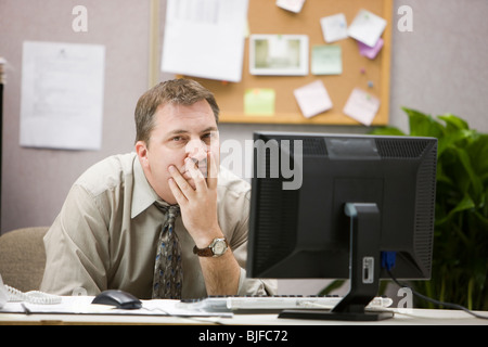 Uomo in un armadio elettrico Foto Stock