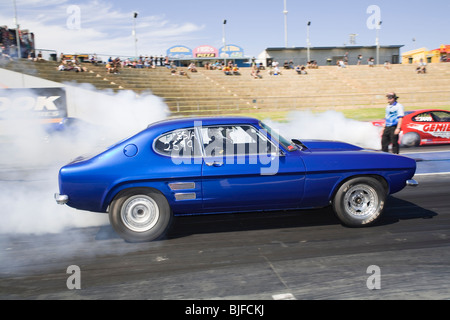 Ford Capri drag racing car eseguendo un pneumatico di fumare burnout a Perth Motorplex drag racing venue in Australia Occidentale Foto Stock