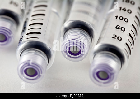 Siringhe da insulina isolati su sfondo bianco Foto Stock