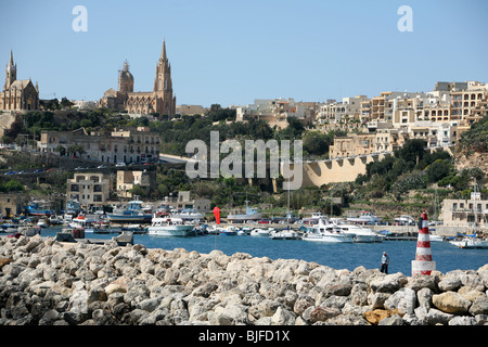 In arrivo nel porto di Ghajnsielem o Mgarr a Gozo un'isola nell'arcipelago Maltese Foto Stock