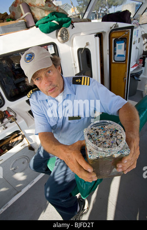 Il capitano Charles Moore che mostra i campioni di plastica raccolte nel North Pacific Gyre. Long Beach, California, Stati Uniti d'America. Foto Stock