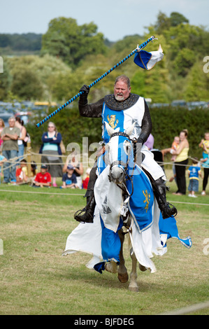 Un uomo in un cavaliere medievale in costume di un cavallo Foto Stock