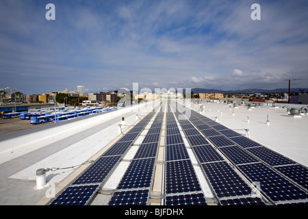 82 Kilowatt Array solare sul tetto del Big Blue Bus Terminal, Installazione da Martifer Solar, Santa Monica, California, Stati Uniti d'America Foto Stock