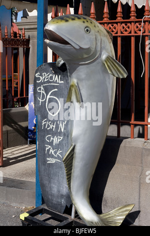 Pesce e patatine board fuori un ristorante. Foto Stock