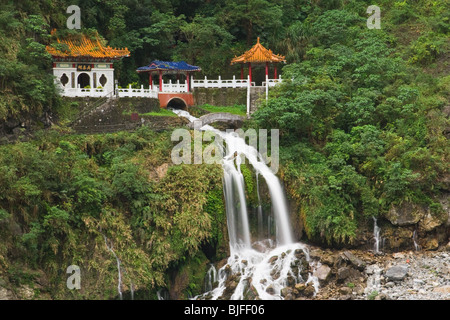 Cascata Changshun Tzu acqua tempio, Taroko Gorge National Park, Taiwan Foto Stock