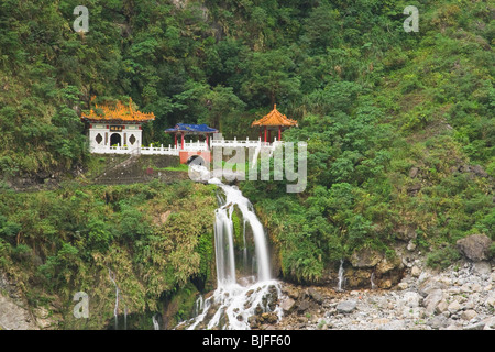Cascata Changshun Tzu acqua tempio, Taroko Gorge National Park, Taiwan Foto Stock