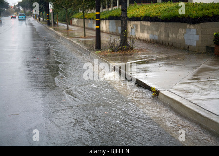 Le forti piogge hanno portata strade giù in strada grondaie e scaricatori di piena, Culver City, California, Stati Uniti d'America Foto Stock