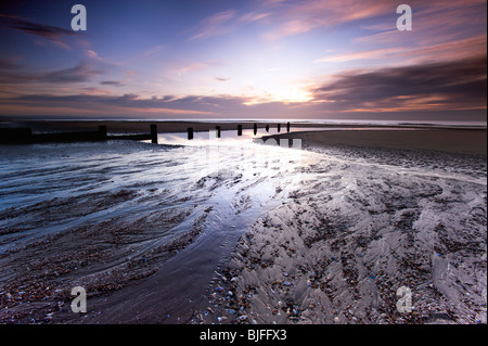 Alba sul South Kent Coast e a bassa marea, vicino al nuovo romney. Foto Stock