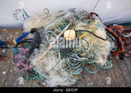 Campioni di plastica e i rifiuti raccolti nel North Pacific Gyre. Long Beach, California, Stati Uniti d'America. Foto Stock