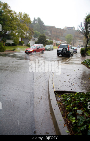 Le forti piogge hanno portata strade giù in strada grondaie e scaricatori di piena, Culver City, Los Angeles, California, Stati Uniti d'America Foto Stock