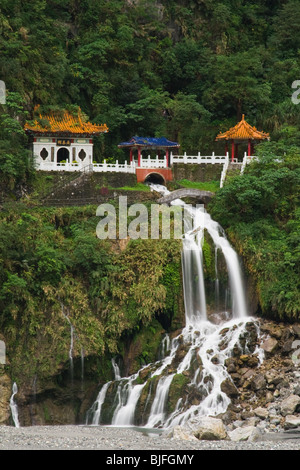 Cascata Changshun Tzu acqua tempio, Taroko Gorge National Park, Taiwan Foto Stock