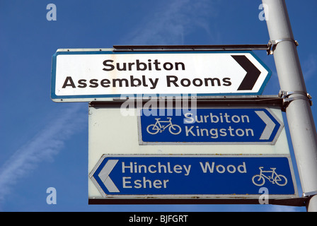 Segni a dare indicazioni a Surbiton assembly rooms, hinchley wood, esher e Kingston, in surbition, Surrey, Inghilterra Foto Stock