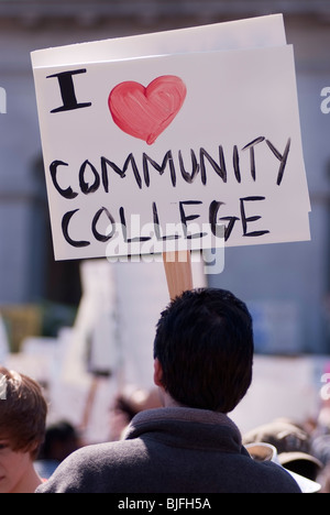 Marzo a marzo, più di 5.000 studenti del college di manifestare contro i tagli di bilancio presso il Campidoglio nel Sacramento, CA. Foto Stock