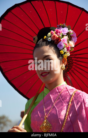 Esposizione di fiori, donna asiatica ritratto arte floreale gaily decorato, abbellito, sfilata di mostra galleggianti e fiori colorati; 34th Chiang mai Festival, Thailandia