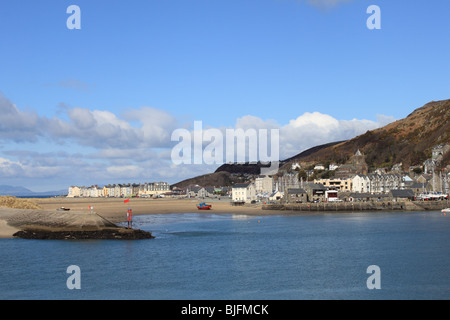 Blaenau Ffestiniog visto dalle dune di sabbia di sputo di Fairbourne attraverso la Mawddach estuary, Gwynedd, il Galles del Nord, Regno Unito, Europa Foto Stock