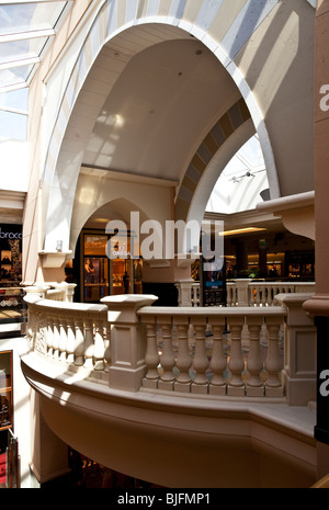 Interno della Emirates Mall, uno dei più grandi centri commerciali in tutto il mondo, a Dubai, Emirati Arabi Uniti, Emirati arabi uniti Foto Stock