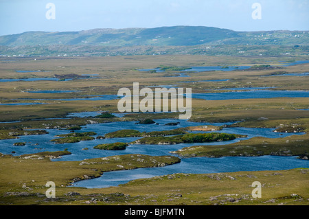 Roundstone Bog dalla montagna Erresbeg, nei pressi di Roundstone, Connemara, nella contea di Galway, Irlanda Foto Stock