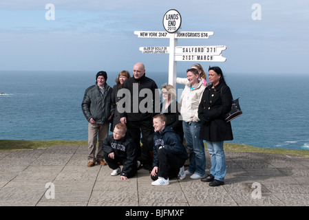 Famiglia al Land's End signpost Cornwall Regno Unito Foto Stock