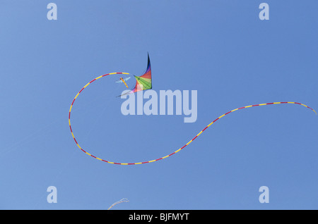 Aquiloni colorati volare alto nel cielo Foto Stock