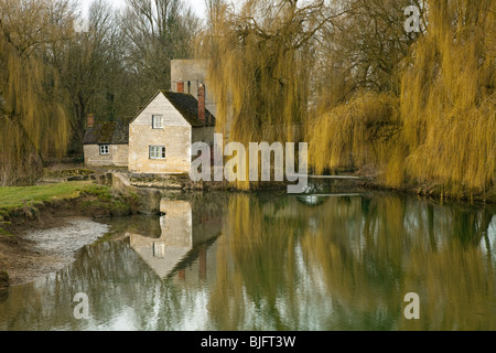 Il Roundhouse sul Fiume Tamigi a Inglesham vicino Lechlade nel Gloucestershire, Regno Unito Foto Stock