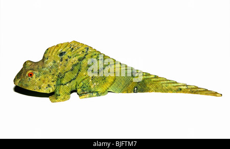 Un Iguana statuetta scolpito in pietra. Scolpito da nero naturale e green crystal serpentina. Foto Stock