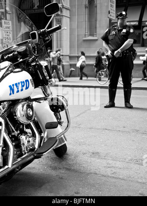 Azzurro di NYPD. Responsabile del traffico e la sua bici in NYC Foto Stock