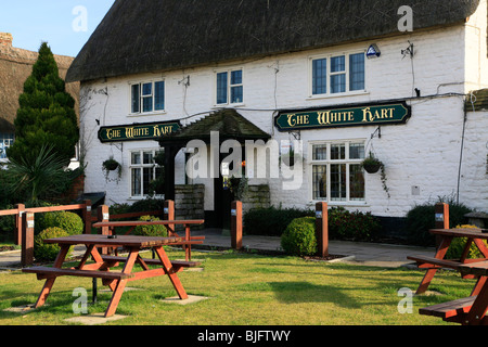 Fronte giardino di birra del White Hart pub in Wroughton, Wiltshire, Inghilterra, Regno Unito Foto Stock