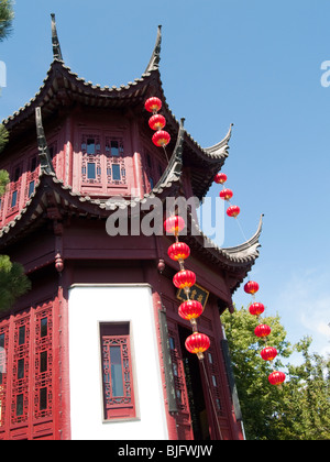 In prossimità della torre di condensazione di nubi nel giardino cinese del Jardin Botanique de Montreal, in Quebec, Canada Foto Stock